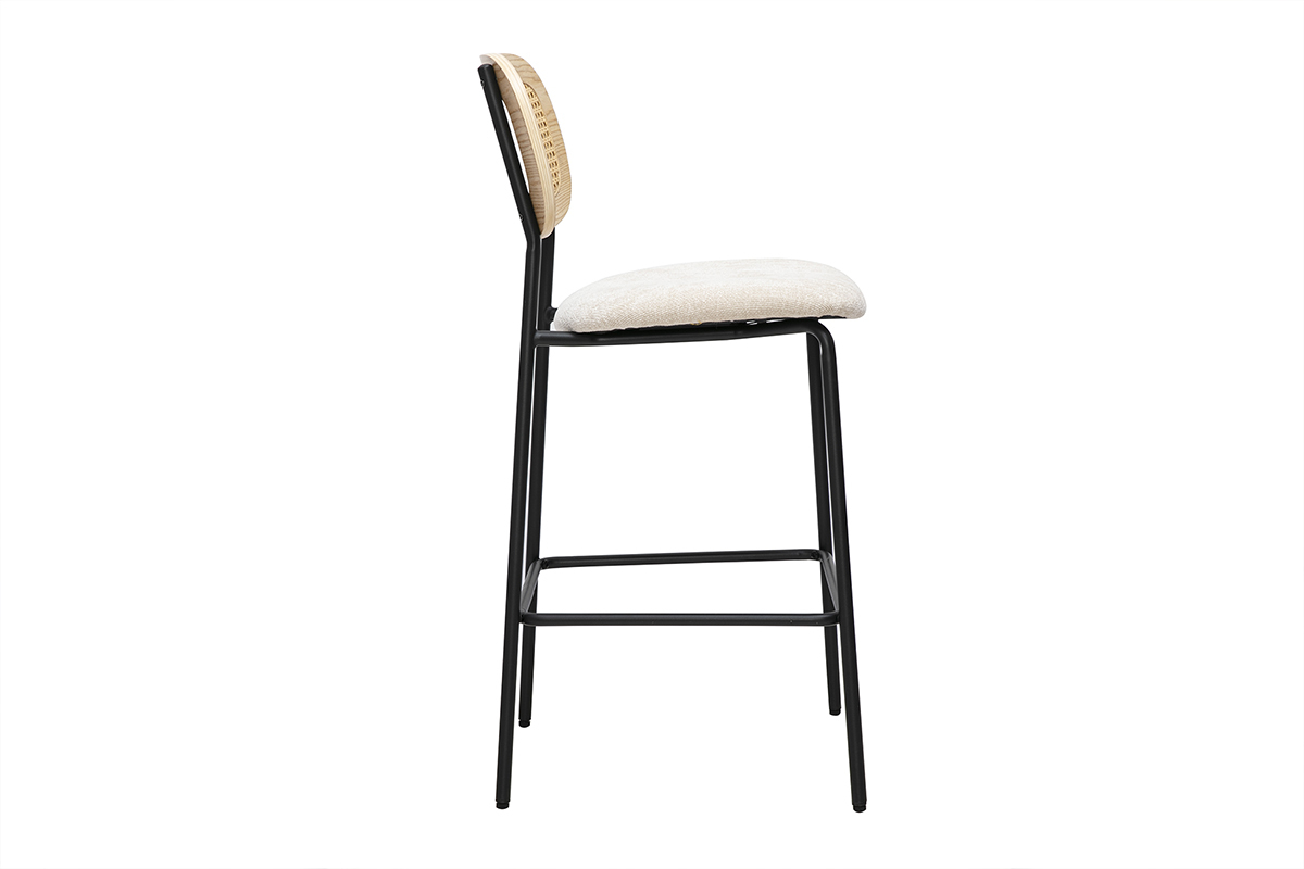 Design-Hocker aus beigefarbenem Stoff, schwarzem Metall und Rattan-Geflecht, Seitenansicht.