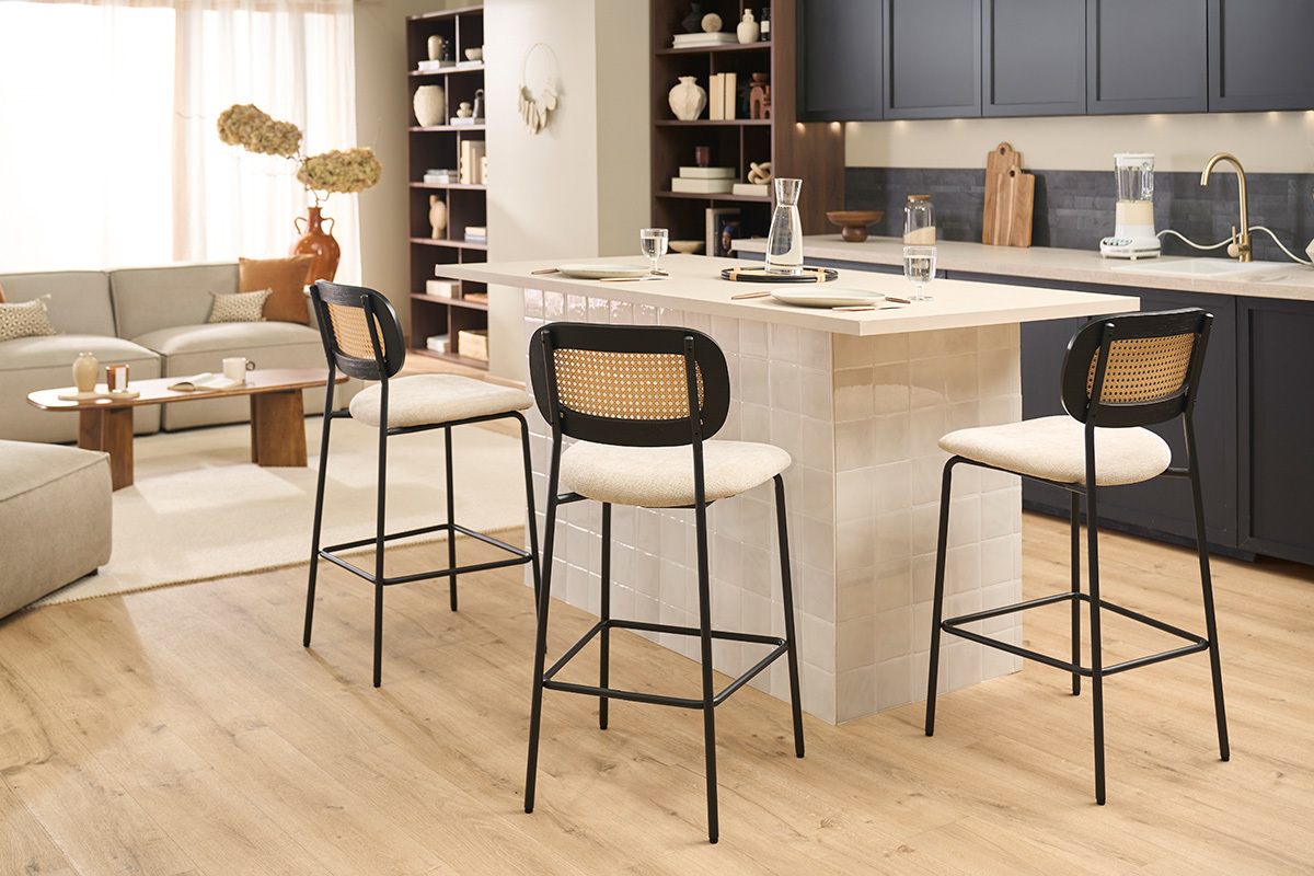 Design-Hocker MIRANDA aus beigem Samtstoff und schwarzem Metall an der Theke einer modernen K�che.