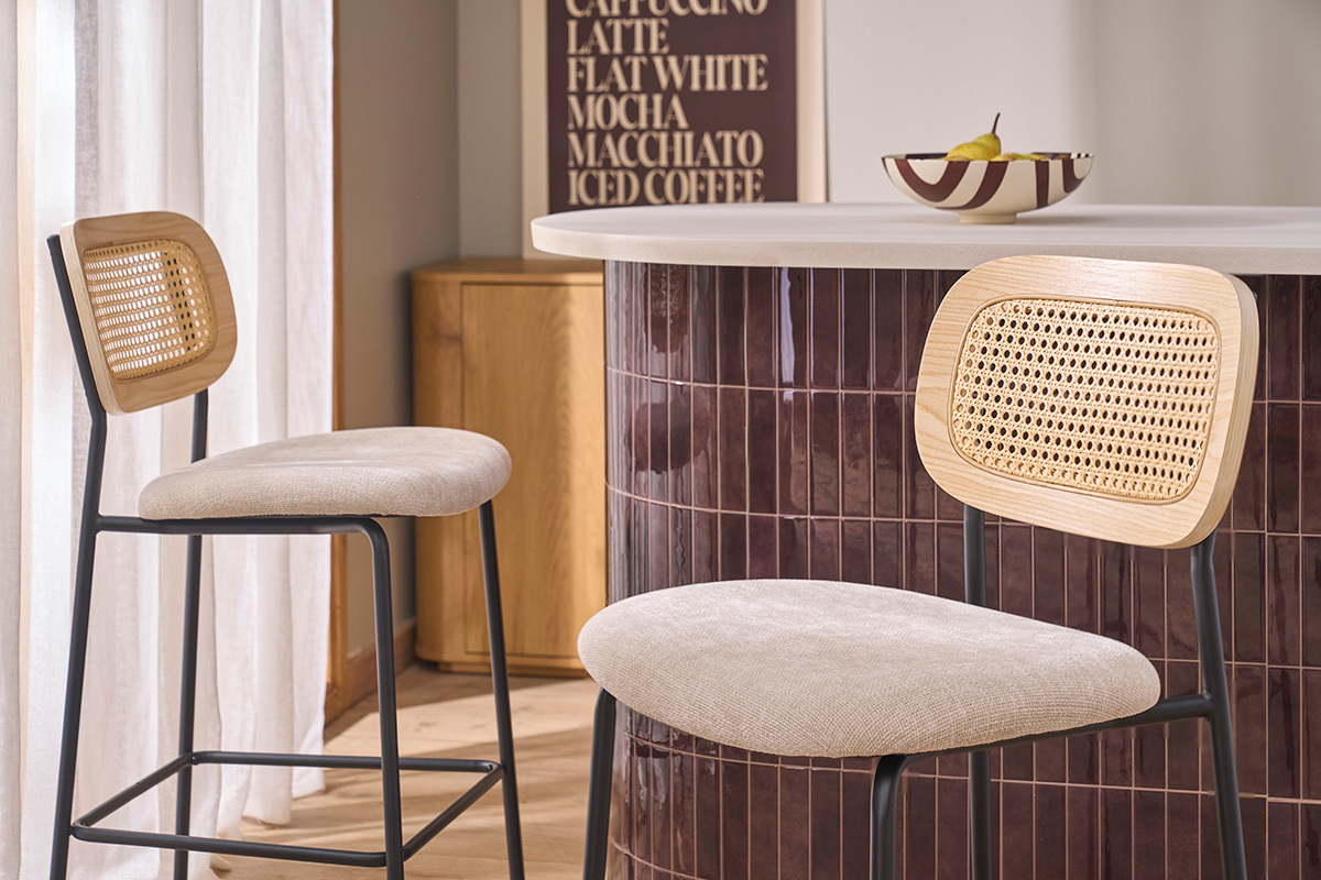 Design-Barhocker aus Stoff mit strukturiertem Samteffekt, beige, schwarzes Metall und Rattangeflecht (2er-Set) MIRANDA