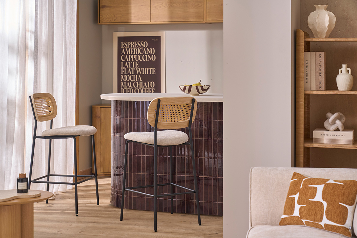Design-Barhocker aus Stoff mit strukturiertem Samteffekt, beige, schwarzes Metall und Rattangeflecht (2er-Set) MIRANDA