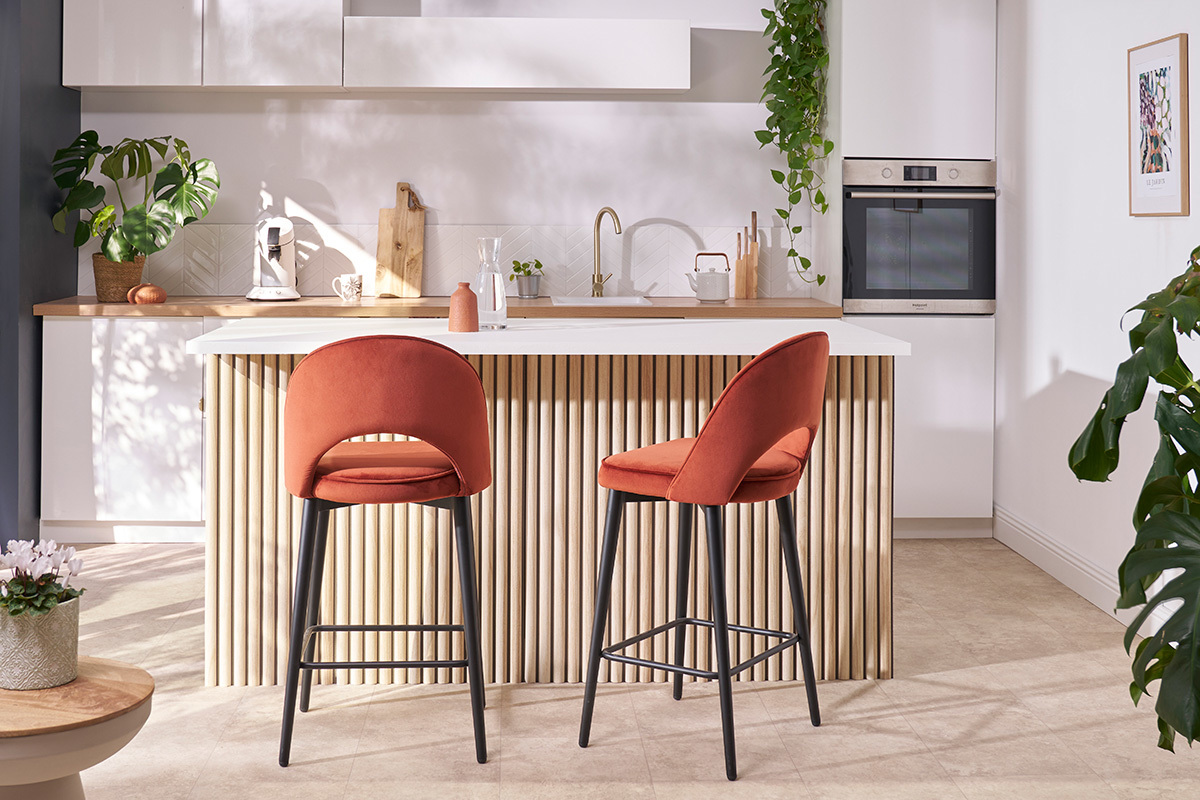 Design-Barhocker aus terracottafarbenem Samt und Metall H69 cm BELLEROSE