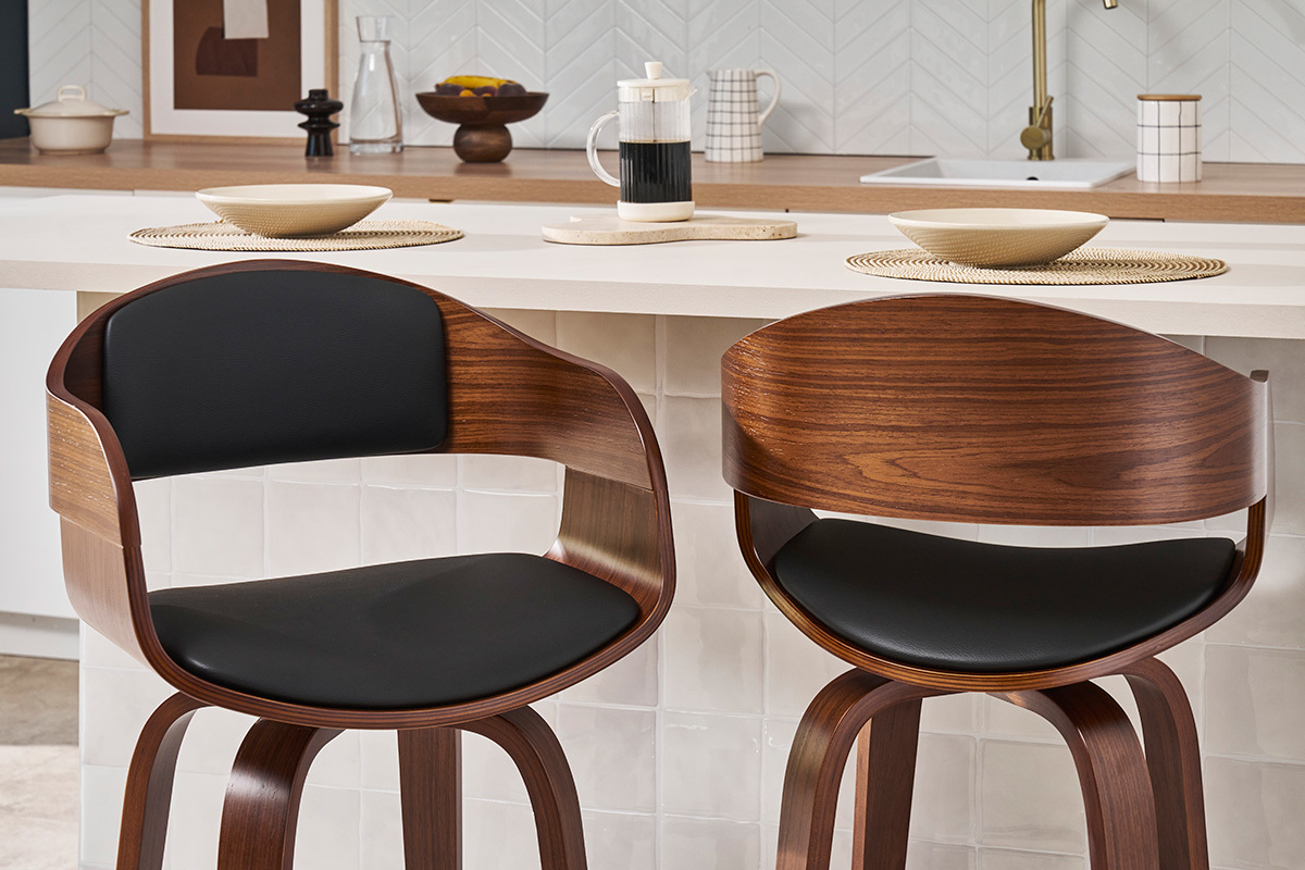 Zwei Designer-Barhocker in Schwarz und Dunkelholz, Frontansicht, vor einer K�chenbar.