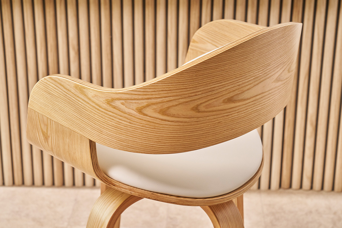 Barhocker GAO in hellem Holz mit wei�em Sitz, 3/4 R�ckansicht.