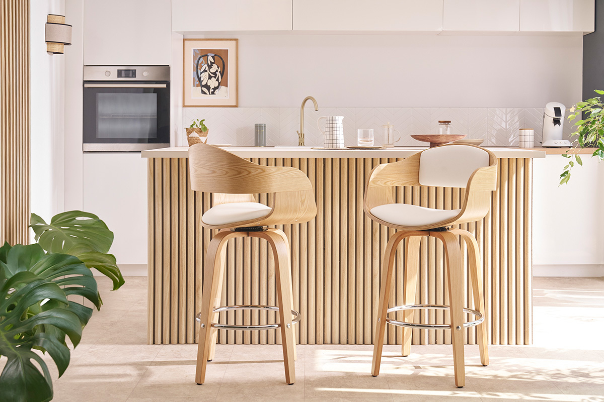 Zwei drehbare Barhocker in Wei� und hellem Holz vor einer K�chentheke.