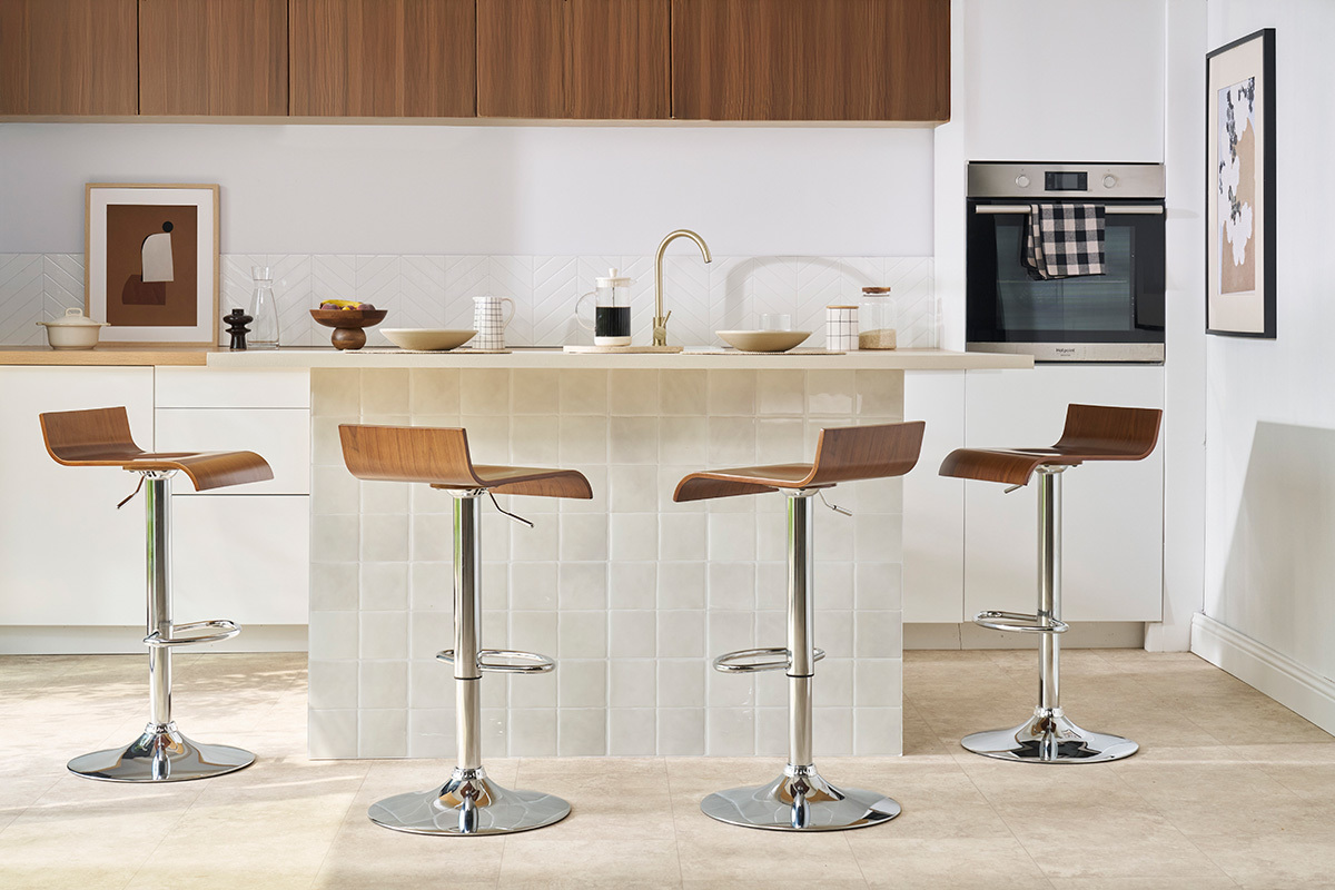 Design-Barhocker dunkles Holz mit Walnuss-Finish und verchromtes Metall (2er-Set) SURF V2
