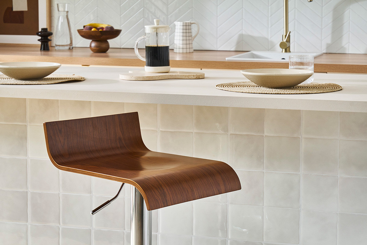 Design-Barhocker dunkles Holz mit Walnuss-Finish und verchromtes Metall (2er-Set) SURF V2