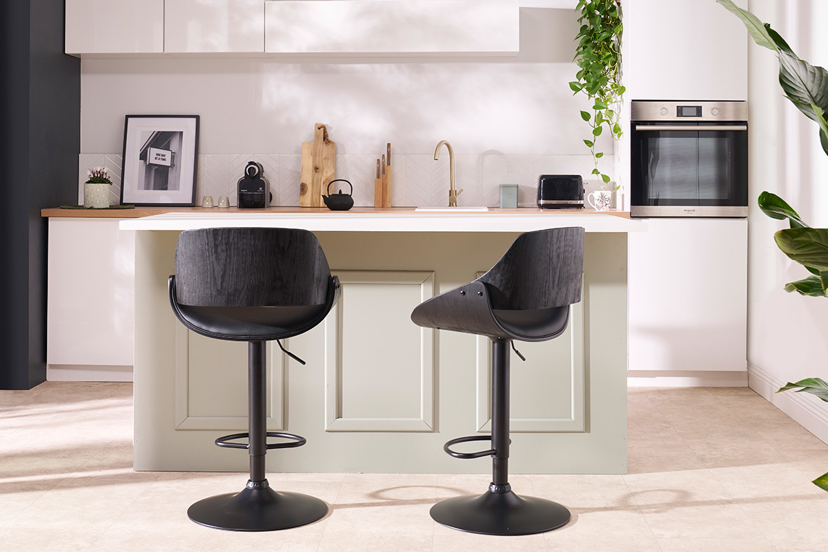 Design-Barhocker hhenverstellbar grauer Stoff und helles Holz CLASH