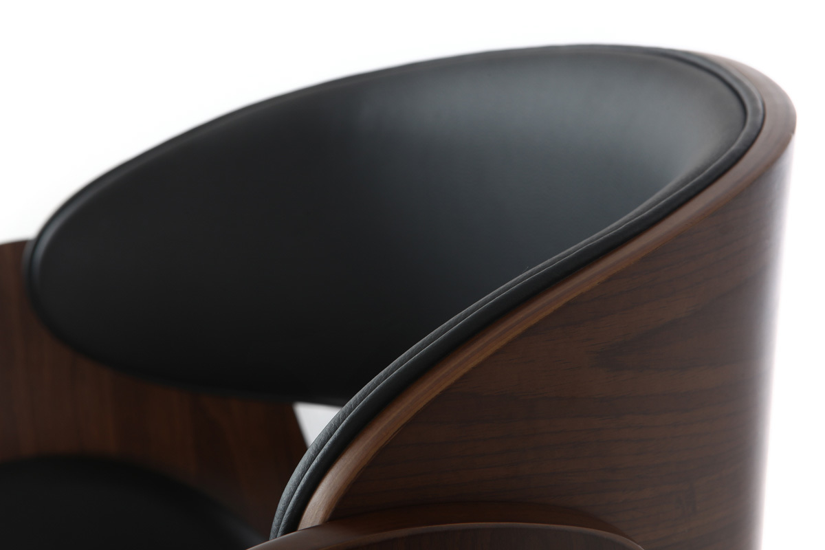 Detail des Barhockers BENT, Sitzfl�che aus schwarzem Polyurethan und Struktur aus dunklem Holz.