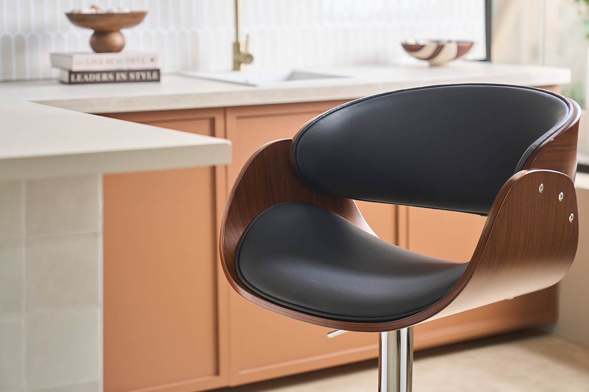 Design-Barhocker in Schwarz und dunklem Holz, Nahaufnahme von Sitzfl�che und R�ckenlehne
