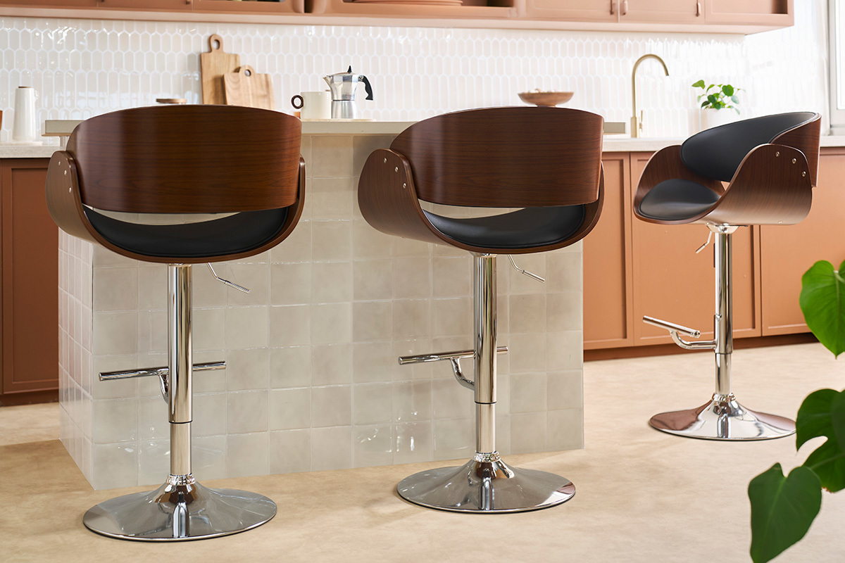 Designer-Barhocker BENT, verstellbar, schwarz und dunkles Holz, Dreiviertelansicht in einer K�che