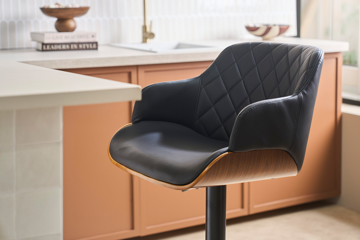 Verstellbarer schwarzer Barhocker aus dunklem Holz LUCIEN, Seitenansicht mit elegantem und modernem Design.