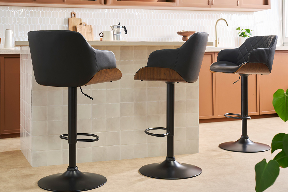 H�henverstellbarer, um 360� drehbarer Barhocker in Schwarz und dunklem Holz LUCIEN, R�ckansicht in einer modernen K�che.