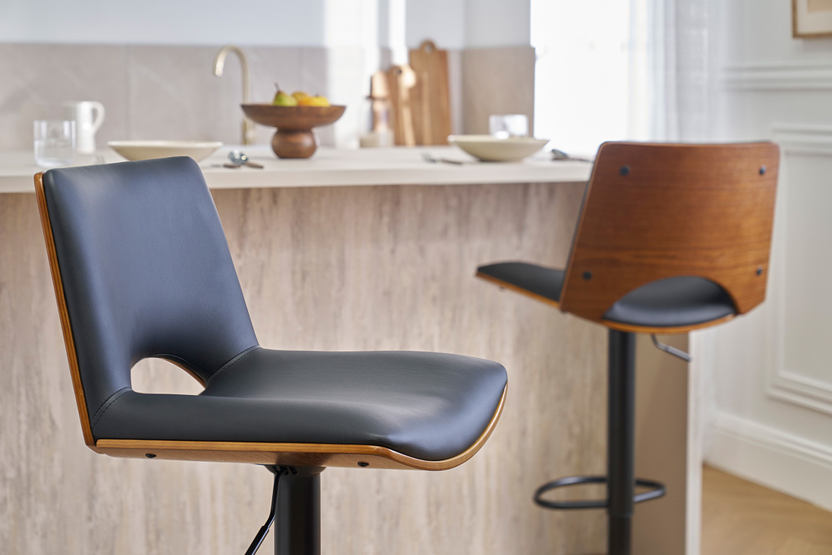 Barhocker PANACH schwarz und dunkles Holz, Seitenansicht in einer modernen Kche.