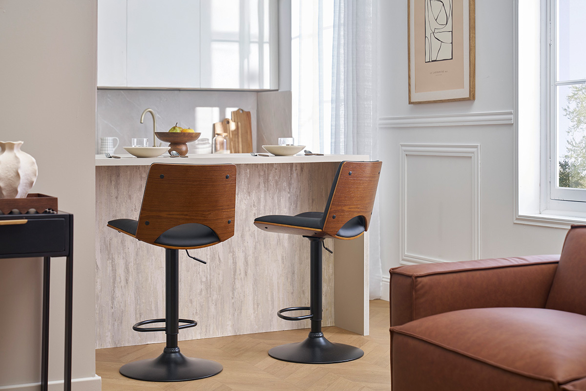 Zwei dunkelholzfarbene und schwarze PANACH Barhocker vor einer Kcheninsel.