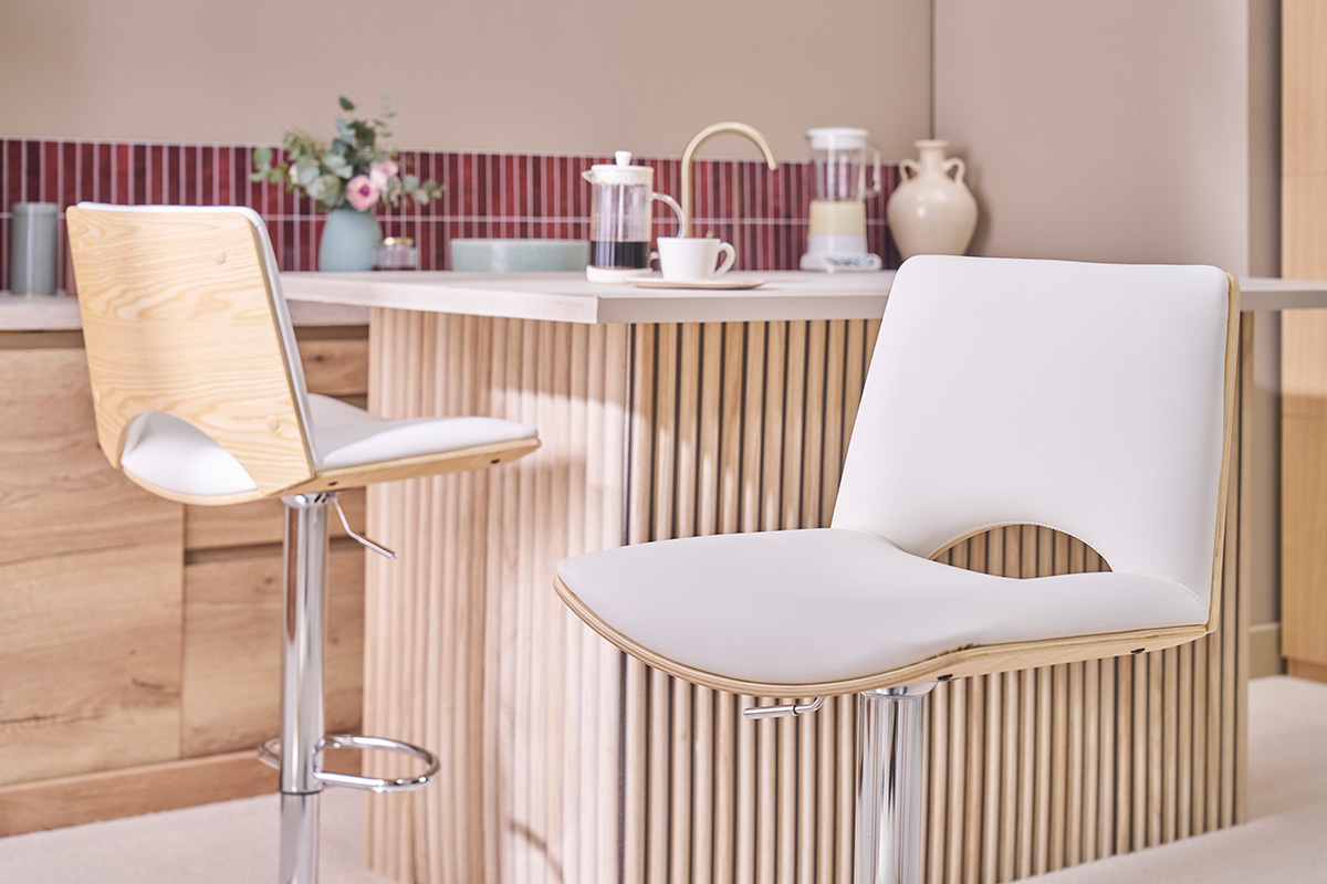 Barhocker PANACH wei� und helles Holz, sichtbare R�ckenlehne, in einer modernen K�che.