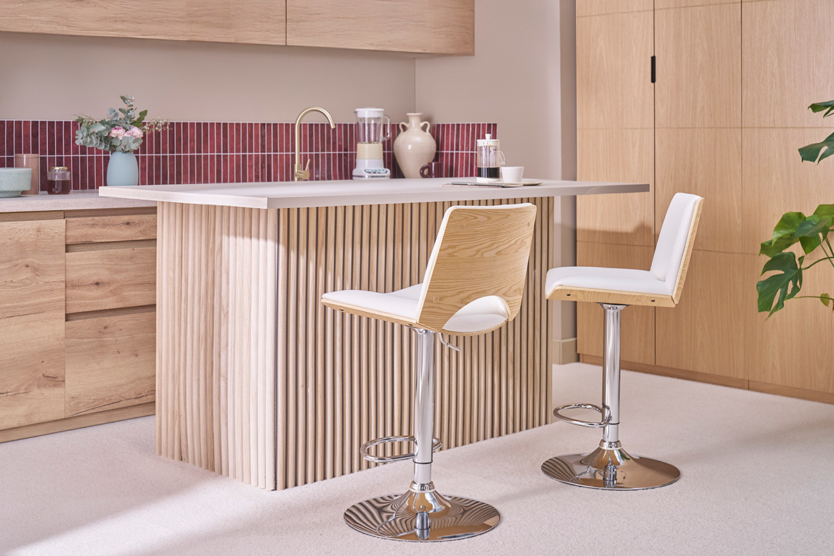 Verstellbare Barhocker in Wei� und hellem Holz PANACH in einer modernen K�che mit Kochinsel.