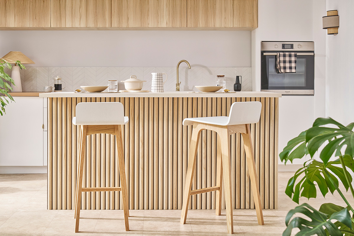 Design-Barhocker / -stuhl Holz naturfarben und Wei skandinavisch BALTIK