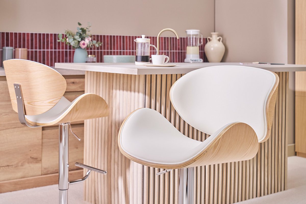 Designer Barhocker in Wei� und hellem Holz WALNUT in einer modernen K�che.