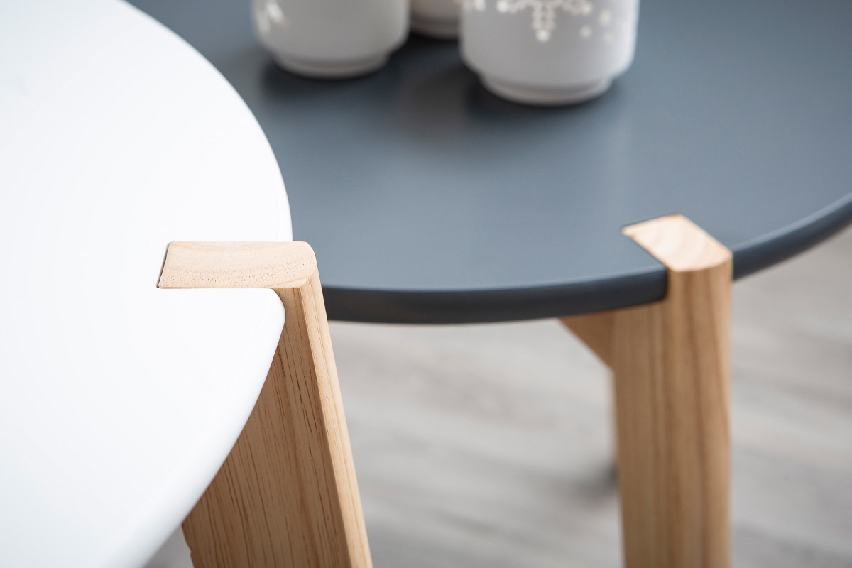 Design-Beistelltische grau und wei mit Tischbeinen aus hellem Holz 2er-Satz KOBE