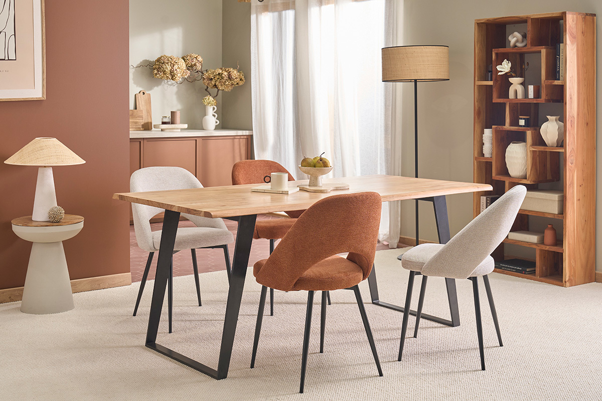 Massivholzbibliothek CHAPMAN in einem modernen Esszimmer mit Tisch und St�hlen.