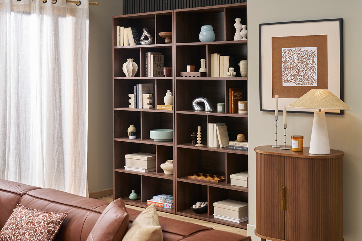 Dunkles Nussbaumholz-Bcherregal mit 12 Fchern, Bchern und Dekorationen, Innenansicht.