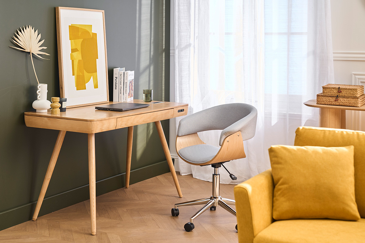 B�rostuhl OKTAV aus hellem grauen Stoff und hellem Holz in der N�he eines Holzschreibtisches, Innenansicht.