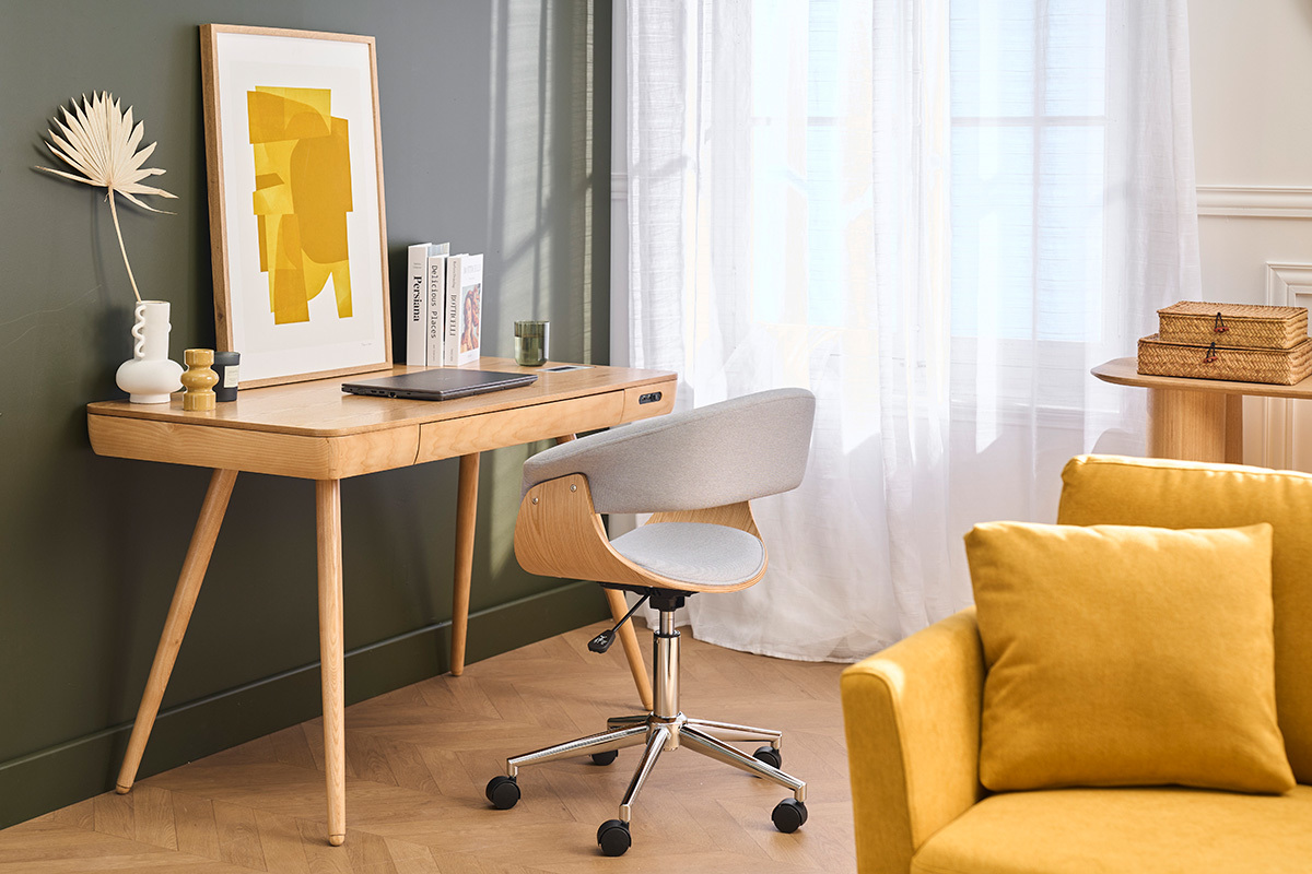 B�rostuhl OKTAV in Grau und hellem Holz vor einem Holzschreibtisch.