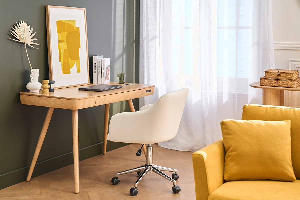 Wei�er BALTIK B�rostuhl vor einem Holzschreibtisch, R�ckansicht.