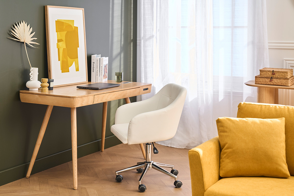 Wei�er und chromfarbener B�rostuhl BALTIK vor einem Holzschreibtisch, Seitenansicht.