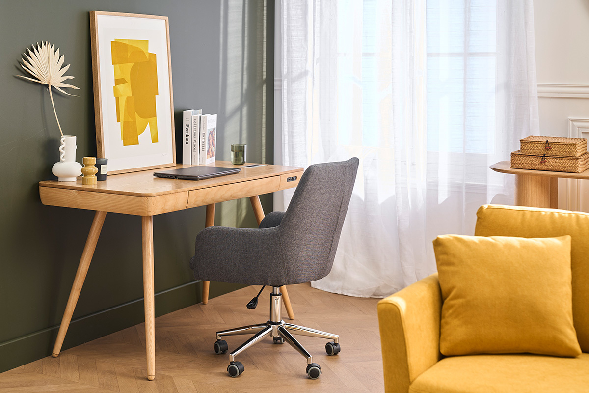 SHANA B�rostuhl aus anthrazitfarbenem Stoff mit Rollen, R�ckansicht, vor einem Holzschreibtisch.