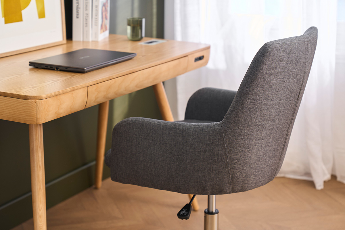 SHANA B�rostuhl anthrazitgrau von hinten gesehen mit Holzschreibtisch.