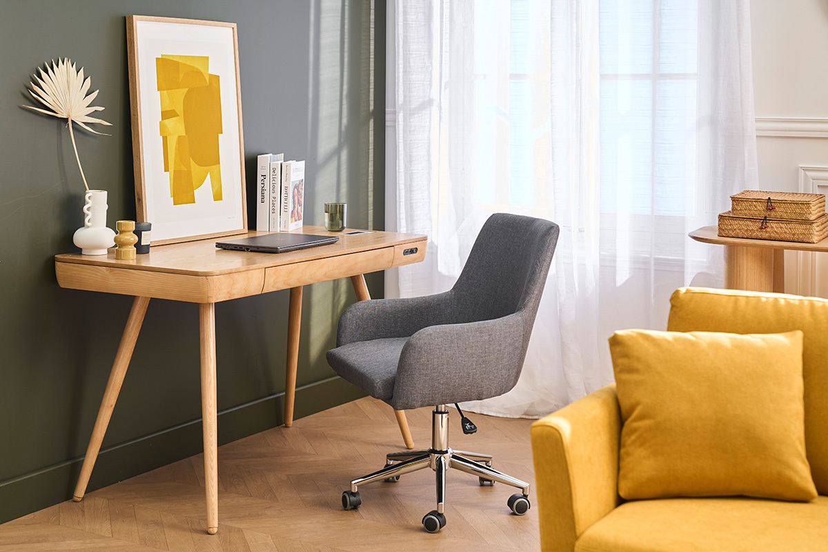 Grauer SHANA B�rostuhl auf Rollen, vor einem Holzschreibtisch, Ansicht von der Seite.