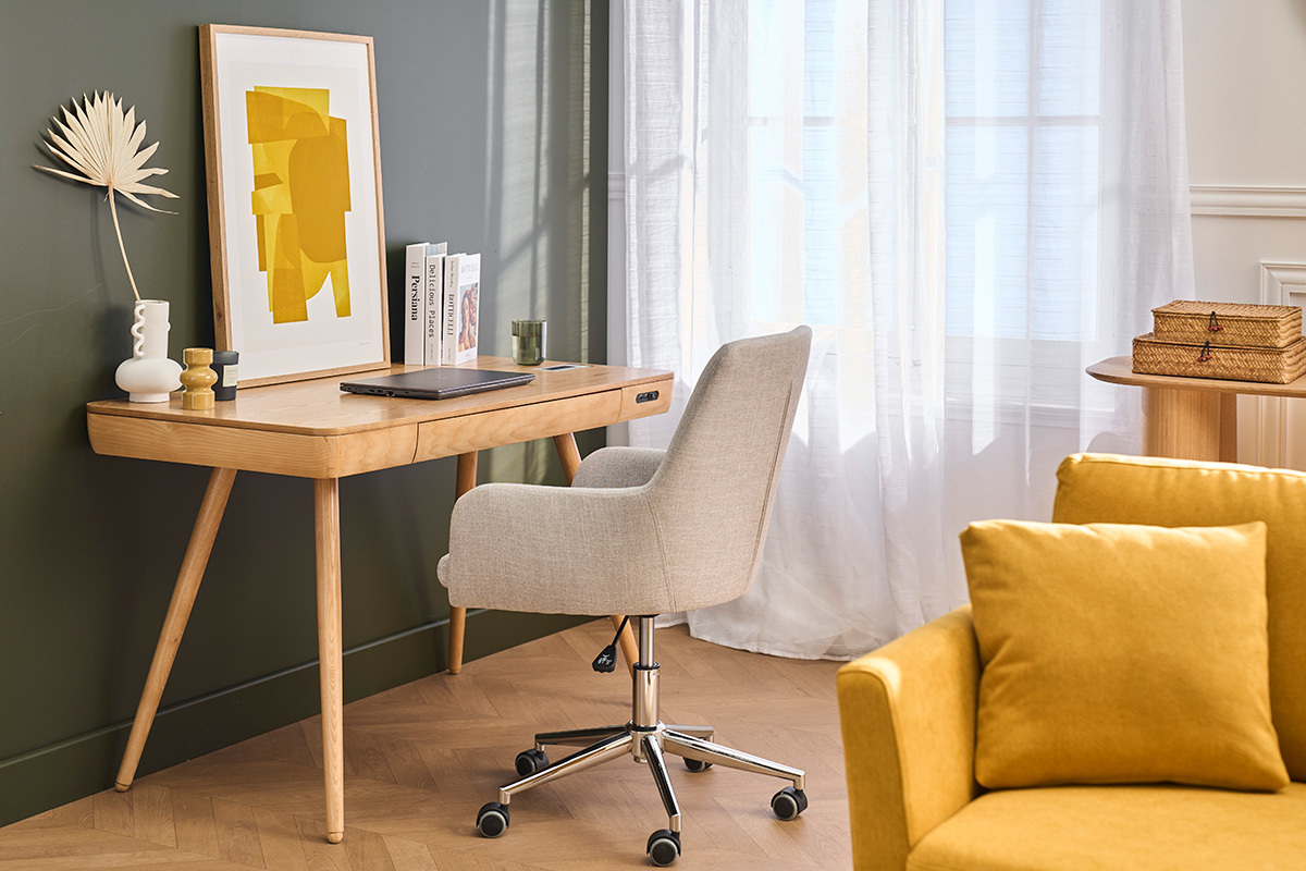 SHANA B�rostuhl in Hellgrau von hinten gesehen, neben einem Holzschreibtisch.