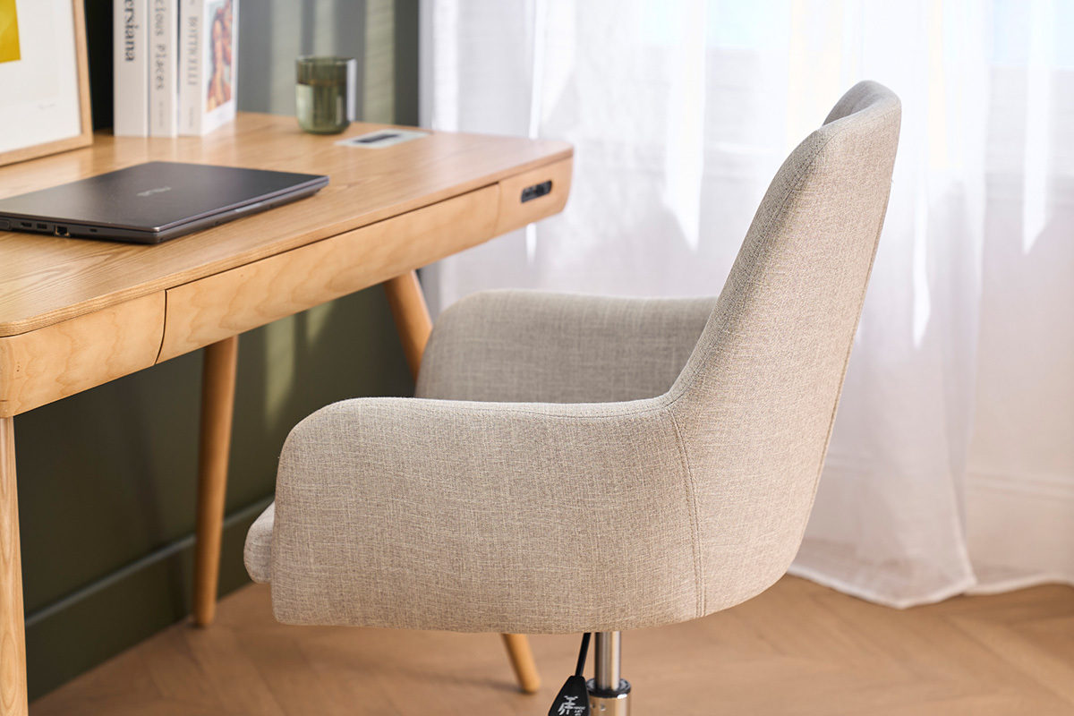 B�rostuhl SHANA in hellem Graustoff von hinten nahe einem Holzschreibtisch.