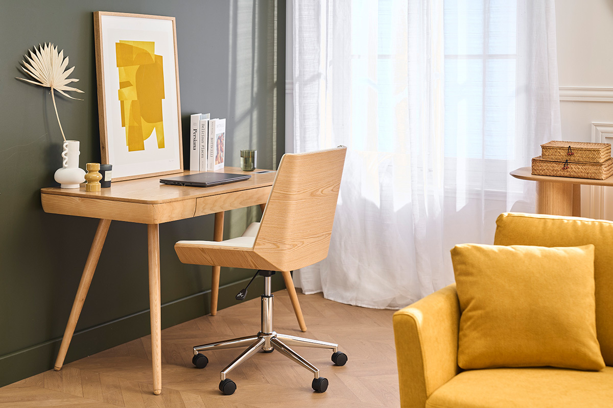 Drehstuhl MELKIOR aus hellem Holz, R�ckansicht, an einem Holzschreibtisch.