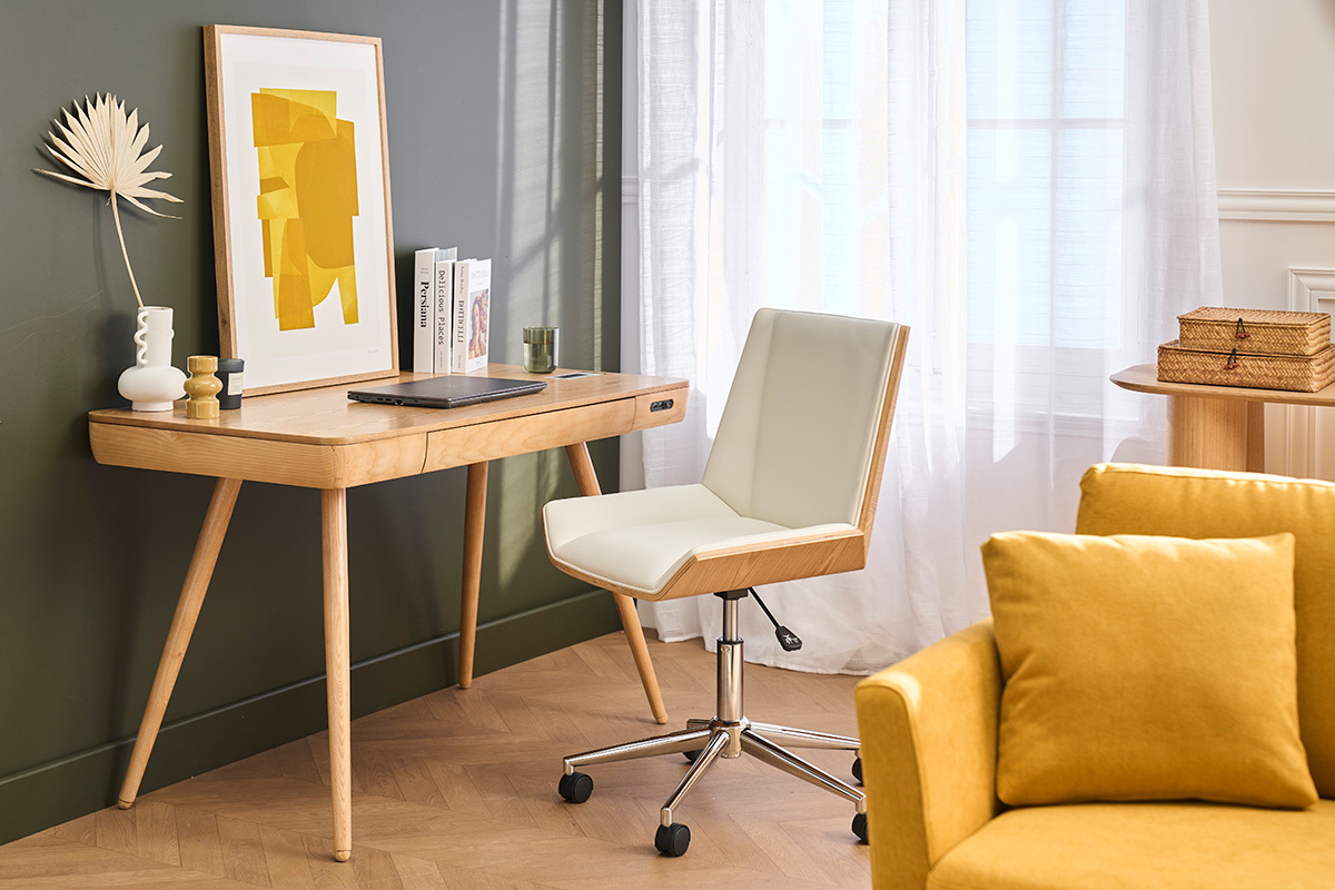 B�rostuhl MELKIOR in Wei� mit Rollen aus hellem Holz und Stahl neben einem Holzschreibtisch