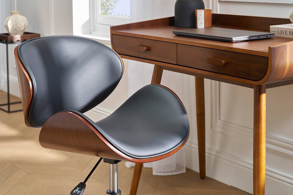 Schwarzer Design-Brostuhl und Walnussholz neben einem Holzschreibtisch.