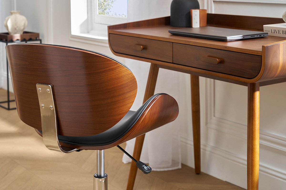 Schwarzer Design-Brostuhl und dunkles Walnussholz, Rckansicht, in der Nhe eines Schreibtisches.