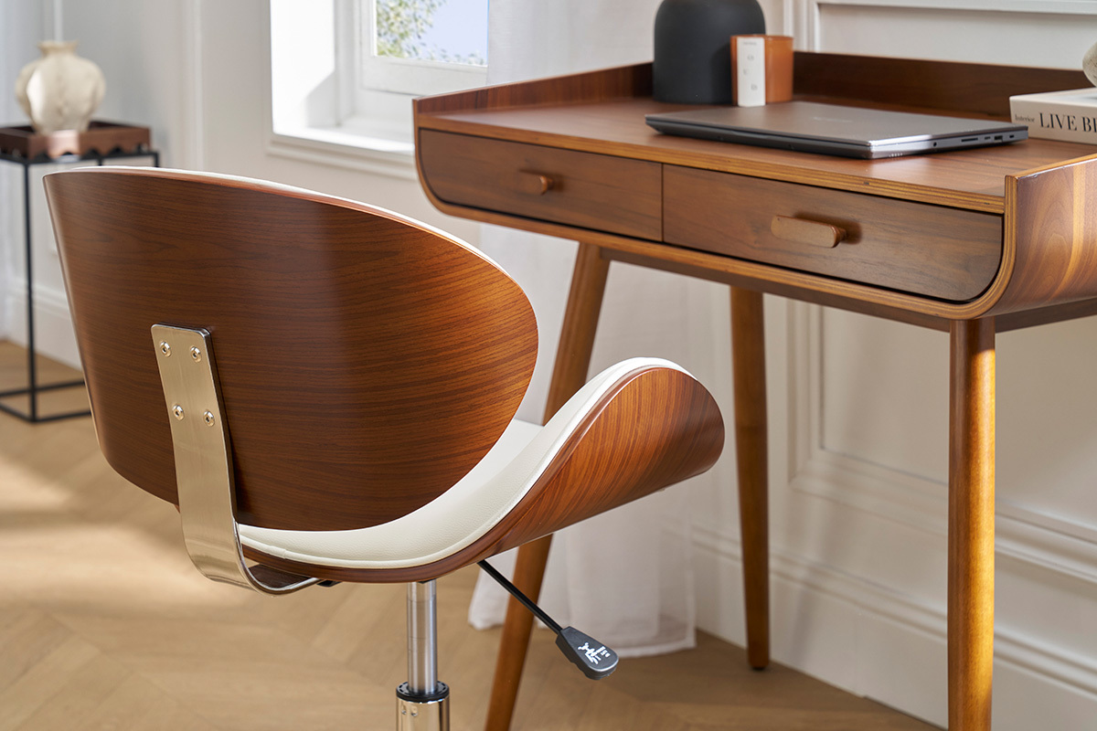 Design-Brostuhl aus dunklem Holz und Wei, Rckansicht, vor einem Holzschreibtisch.