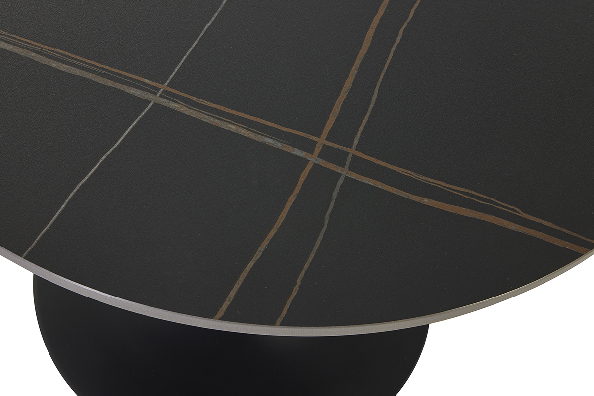Runder Couchtisch aus schwarzer Keramik mit farbigen Linien von oben gesehen.