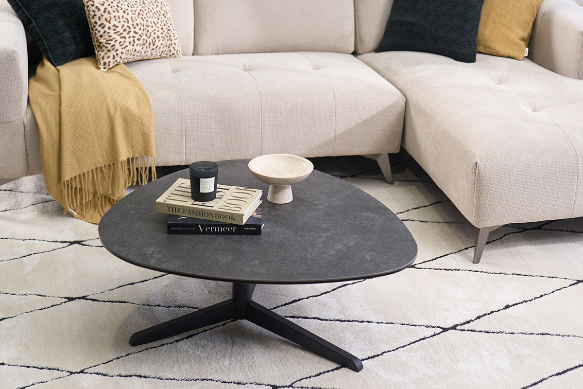 Design-Couchtisch aus schwarzer Keramik und Metall L100 cm LEWA