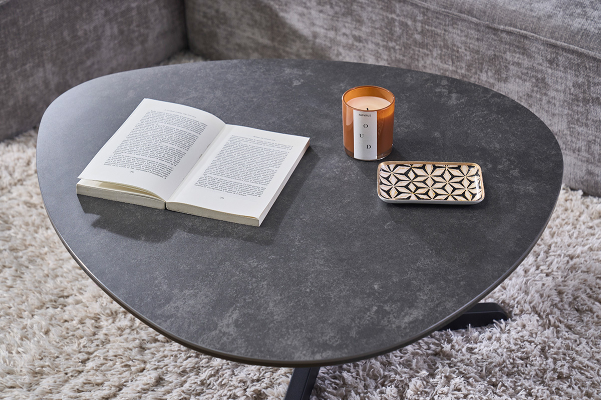 Design-Couchtisch aus schwarzer Keramik und Metall L84 cm LEWA