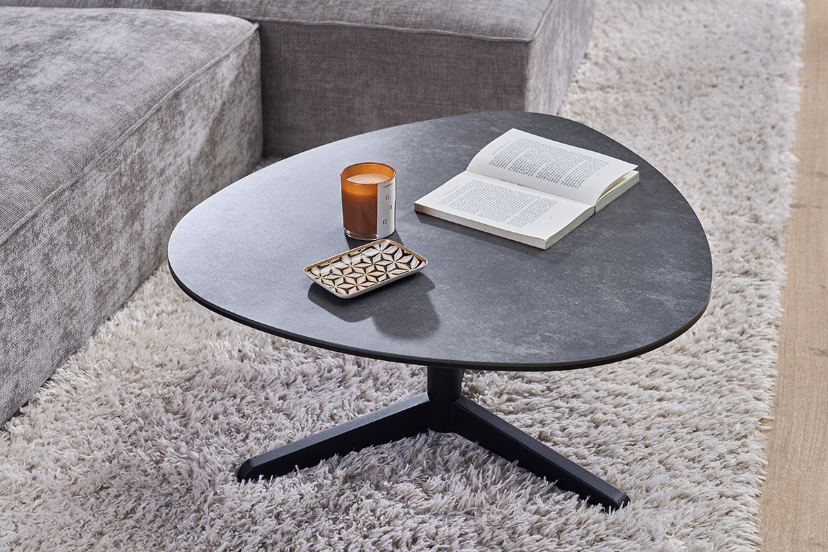 Design-Couchtisch aus schwarzer Keramik und Metall L84 cm LEWA