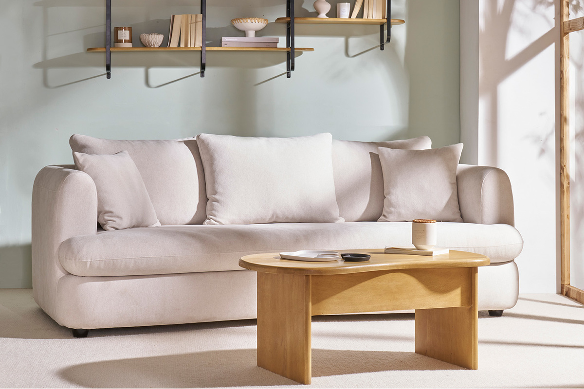 Design-Haricot-Couchtisch aus massivem Mangoholz mit Stauraum, Seitenansicht.