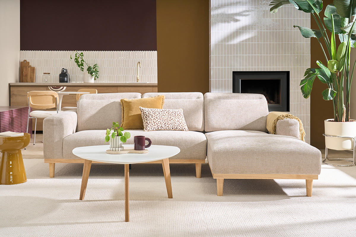 Wei�er skandinavischer Couchtisch EKKA aus hellem Holz, Vorderansicht mit Sofa und Inneneinrichtung.