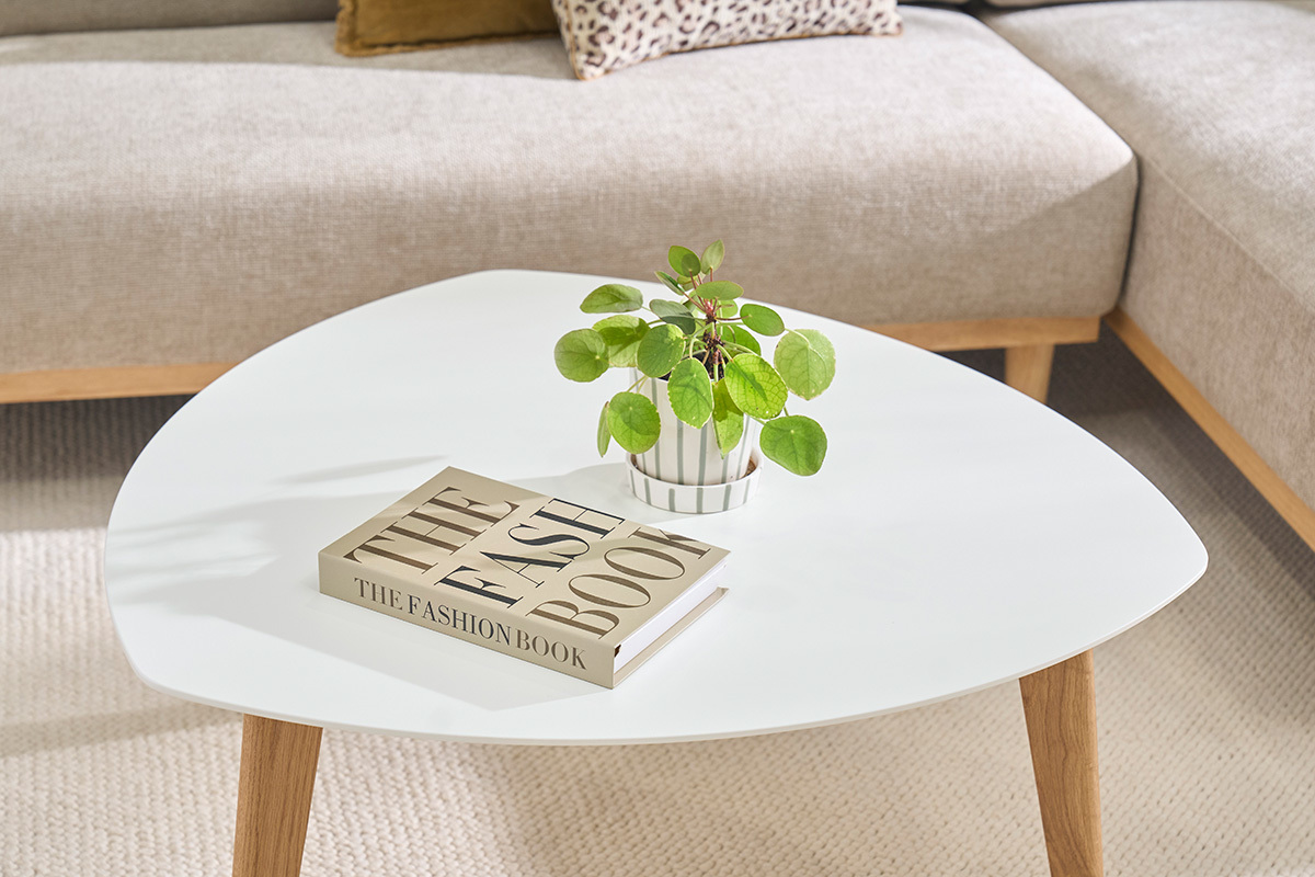 Draufsicht auf den wei�en skandinavischen Couchtisch EKKA mit einem Buch und einer Pflanze