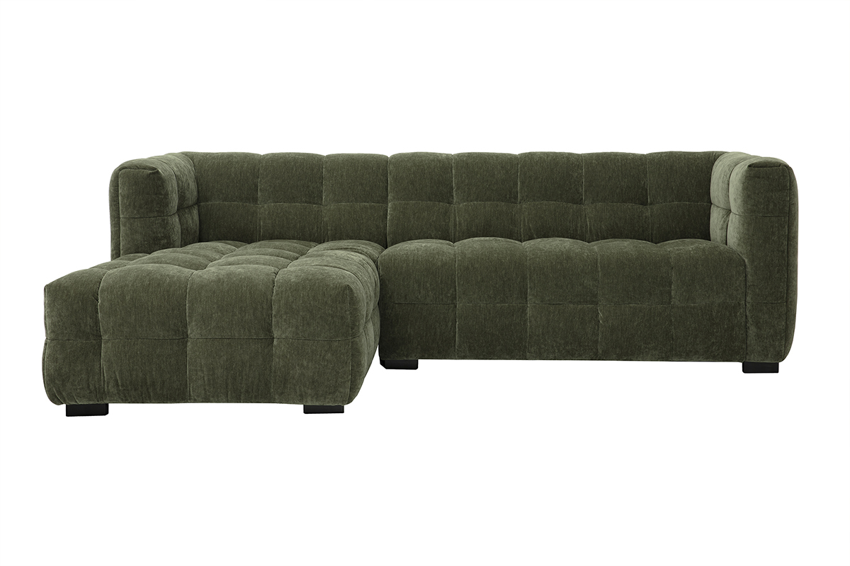 Dreisitziges Ecksofa links in khakigrnem Stoff mit Samteffekt, Frontansicht.