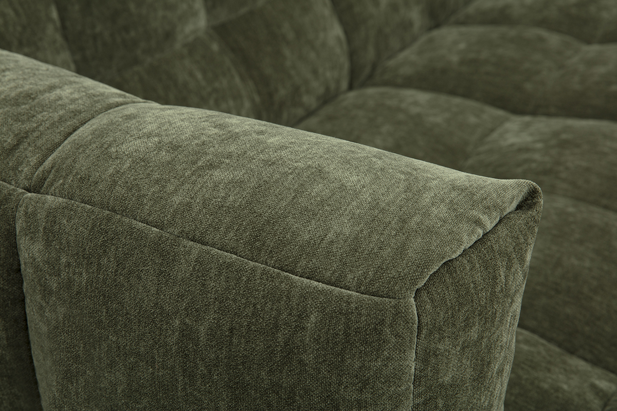 Nahaufnahme des grnen samtartigen Stoffes des CORTO Sofas.