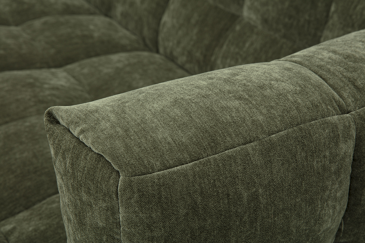 Detail einer CORTO rechten Eckcouch in khakigrnem Samt-Effekt Stoff, zeigt den Stoff und die Nhte.