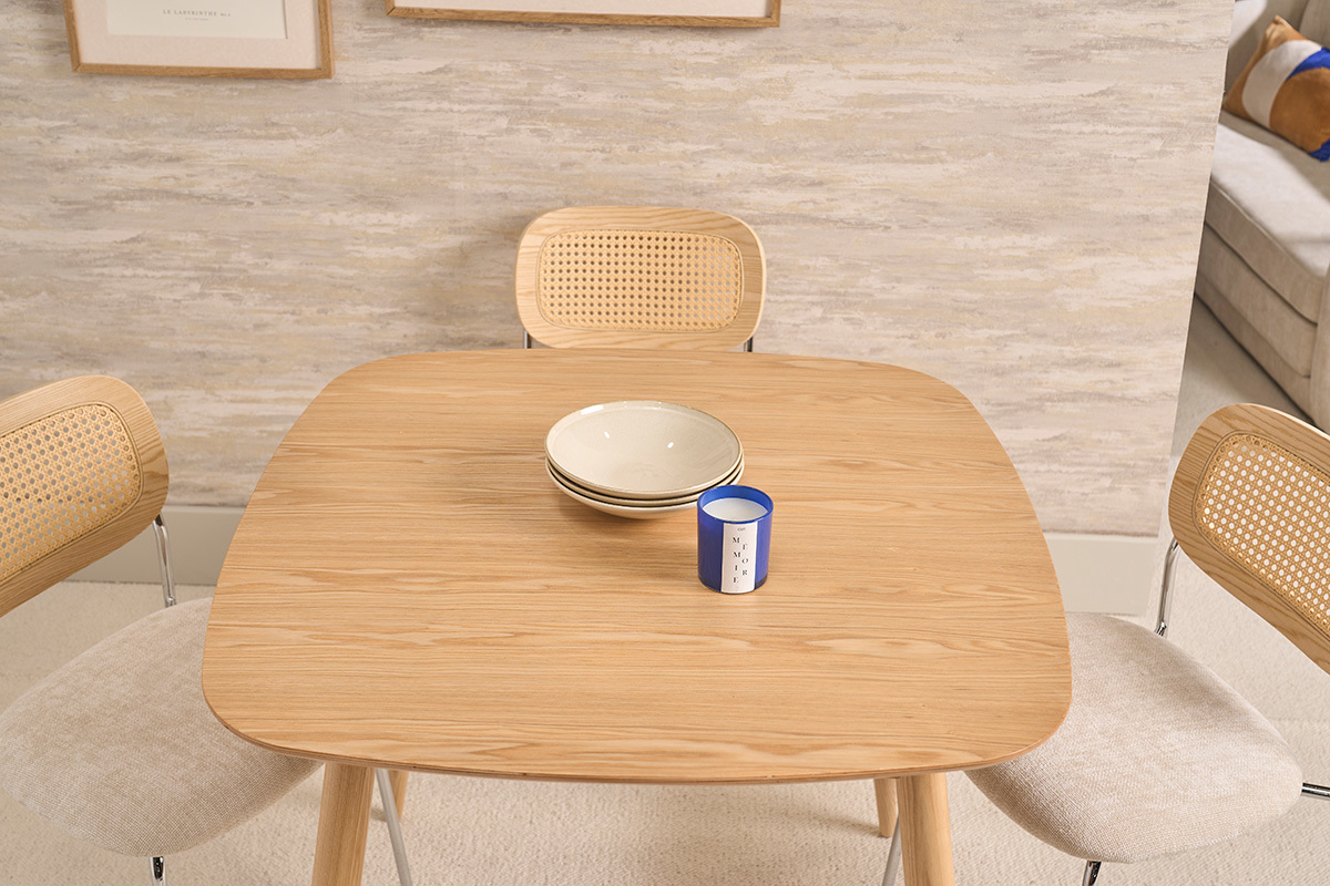 Quadratischer skandinavischer Esstisch aus nat�rlicher Esche mit Tellern und Tasse, schr�ger Einblickwinkel